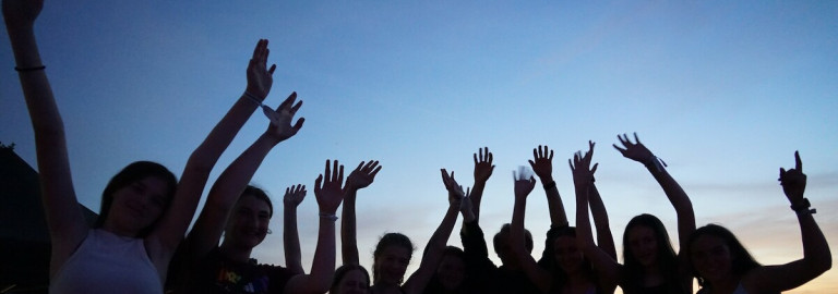 Fröhliche Jugendliche auf dem Jugendkirchentag